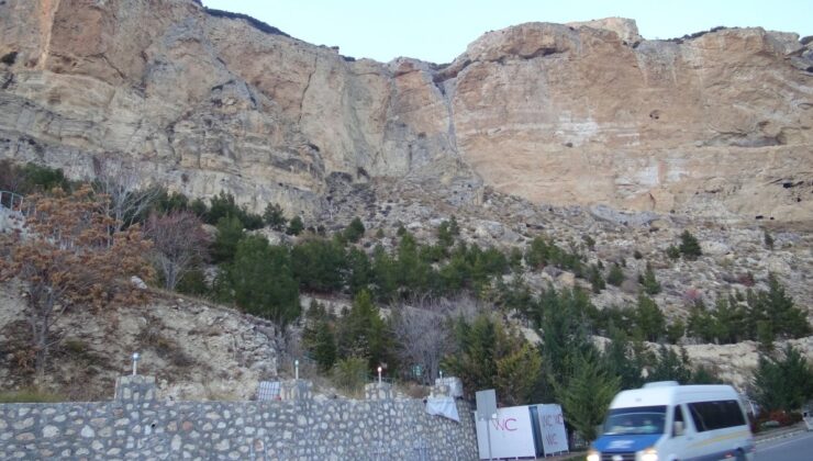 Akdeniz açıklarındaki deprem Karaman’da kayaları yerinden oynattı
