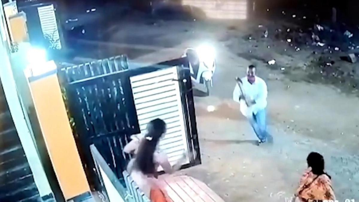 Dehşet! Hindistan’da kucağında bebek olan kadına baltayla saldırdı