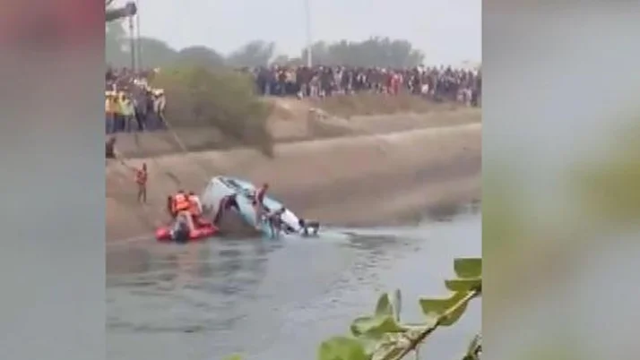 Hindistan’da yolcu otobüsü kanala düştü! 40 kişi hayatını kaybetti