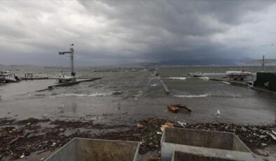 İzmirde etkili olan rüzgar ve fırtına nedeniyle deniz taştı