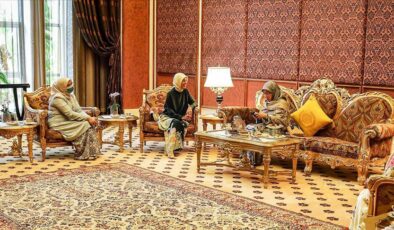 Büyükelçi Kavakcı, Malezya Kraliçesine Emine Erdoğanın hediyelerini…