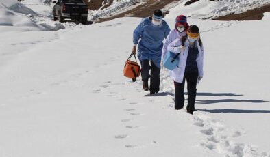 Sağlıkçıların karla kaplı yollarda aşı mesaisi sürüyor