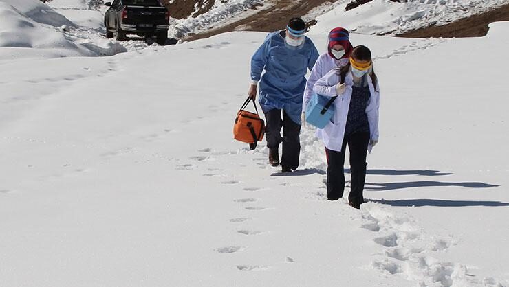 Sağlıkçıların karla kaplı yollarda aşı mesaisi sürüyor