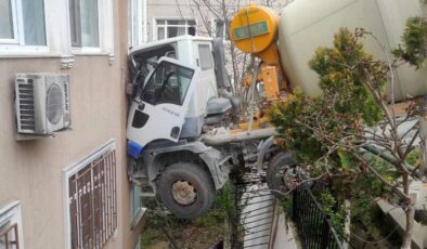 İstanbulda binaya beton mikseri çarptı! Ekipler olay yerinde