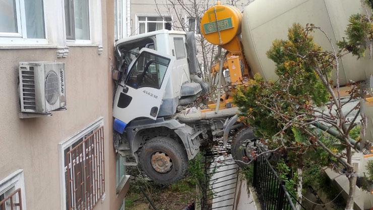 İstanbulda binaya beton mikseri çarptı! Ekipler olay yerinde