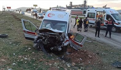Korkunç kaza! Ambulans ile otomobil çarpıştı: Ölüler ve yaralılar…