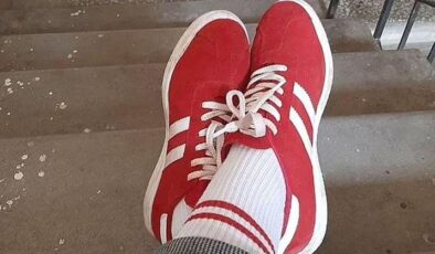 Belarus’ta kırmızı beyaz ayakkabı ve çorap giyen kadına para…