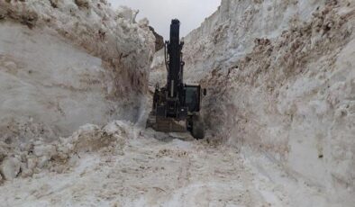 Hakkari’de askeri üs bölgesinde 8 metre karla mücadele sürüyor