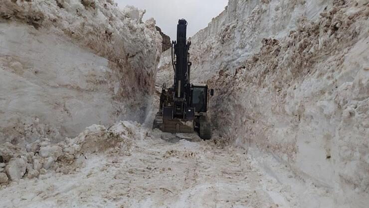 Hakkari’de askeri üs bölgesinde 8 metre karla mücadele sürüyor
