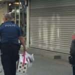 Polis, yaşlı kadının market poşetlerini taşıdı