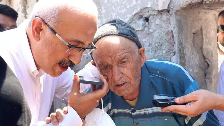 Cumhurbaşkanı Erdoğan, yangında evi zarar gören yaşlı kişiyle…