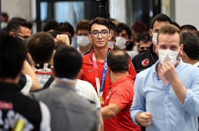 Tokyo Olimpiyatları’nda altın madalya kazanan Mete Gazoz, yurda dönüşünde konfetilerle karşılandı