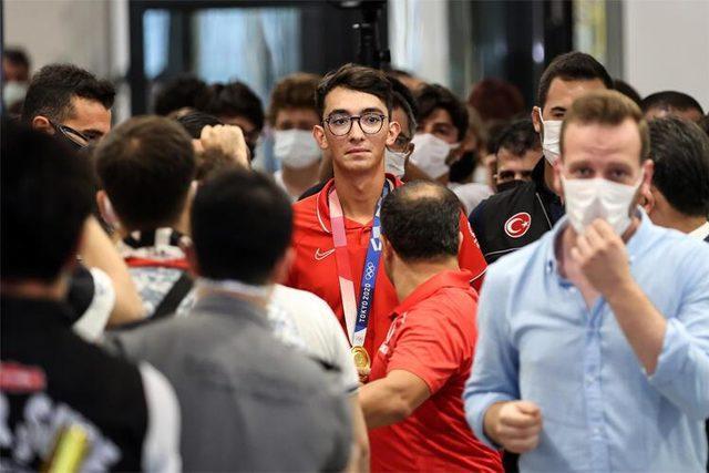 Tokyo Olimpiyatları’nda altın madalya kazanan Mete Gazoz, yurda dönüşünde konfetilerle karşılandı