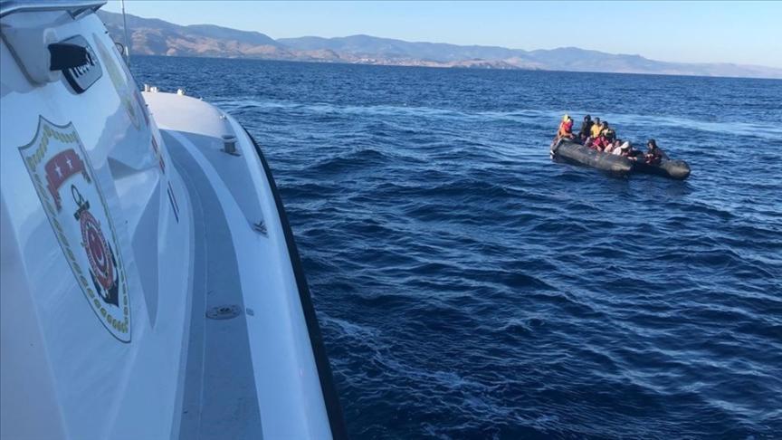 Türk kara sularına itilen 52 sığınmacı kurtarıldı