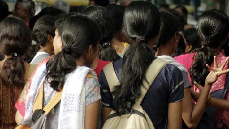 Rezil olay! Hindistanda bir ayinde kız çocukları çıplak gezdirildi