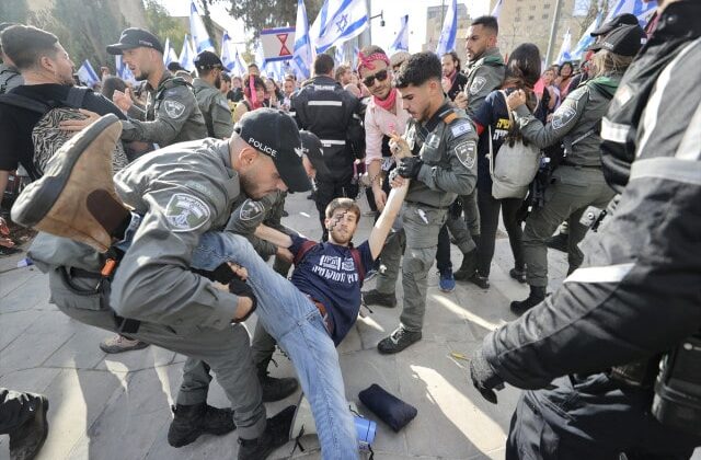 İsrail’de durumlar değişmiyor! Netanyahu geri adım atsa da göstericiler protestoya devam etti