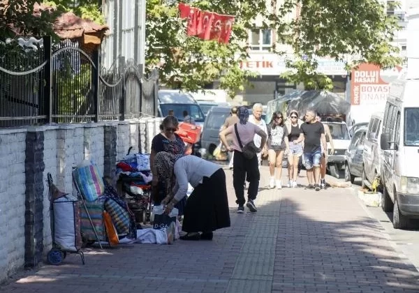 Antalya’da Kaldırım İşgali: Seyyar Satıcılar Binlerce Lira Kira Ödüyor