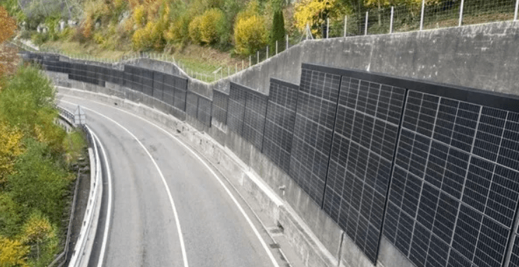İsviçre’de Yol Kenarındaki Duvarlar Güneş Panelleriyle Kaplandı