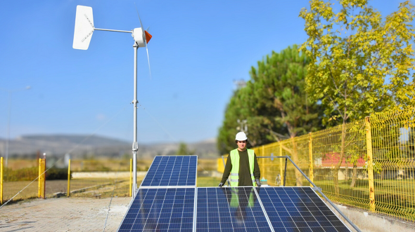 Otomatik taslakLise öğrencisi hayalini gerçekleştirdi: Deprem bölgesindeki okul enerjiye kavuştu